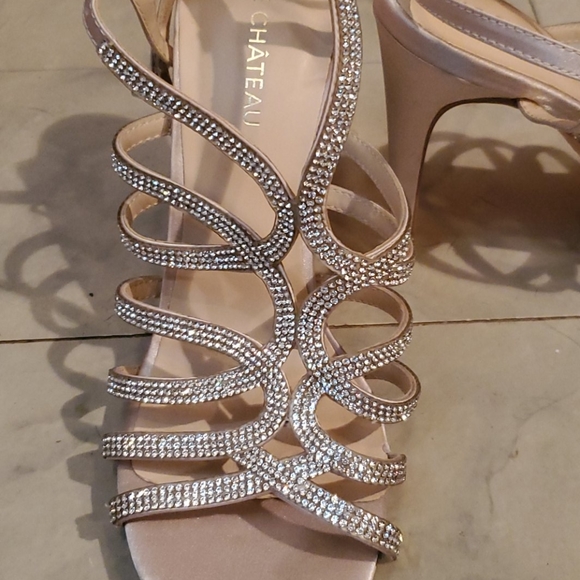 Le Chateau gold strappy high heels - Picture 3 of 3